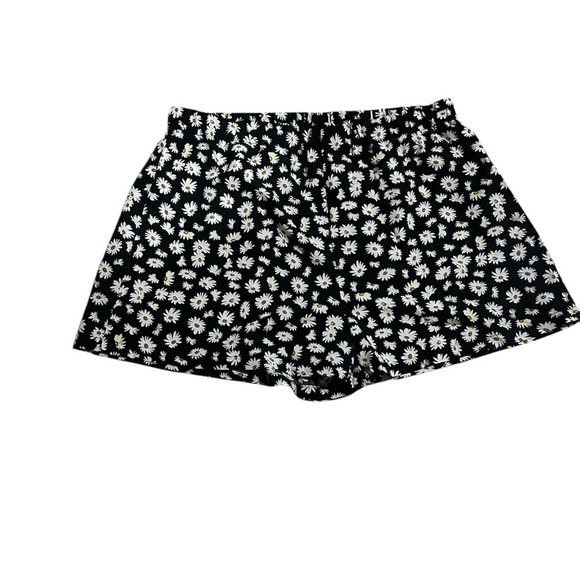 SHEIN High Waist Black and White Floral Shorts - Picture 2 of 5